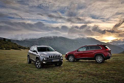 Jeep - Suv di medie dimensioni giunto ormai alla quarta generazione, la nuova Jeep Cherokee  gi pronta per il debutto internazionale programmato durante il prossimo Salone di Ginevra.